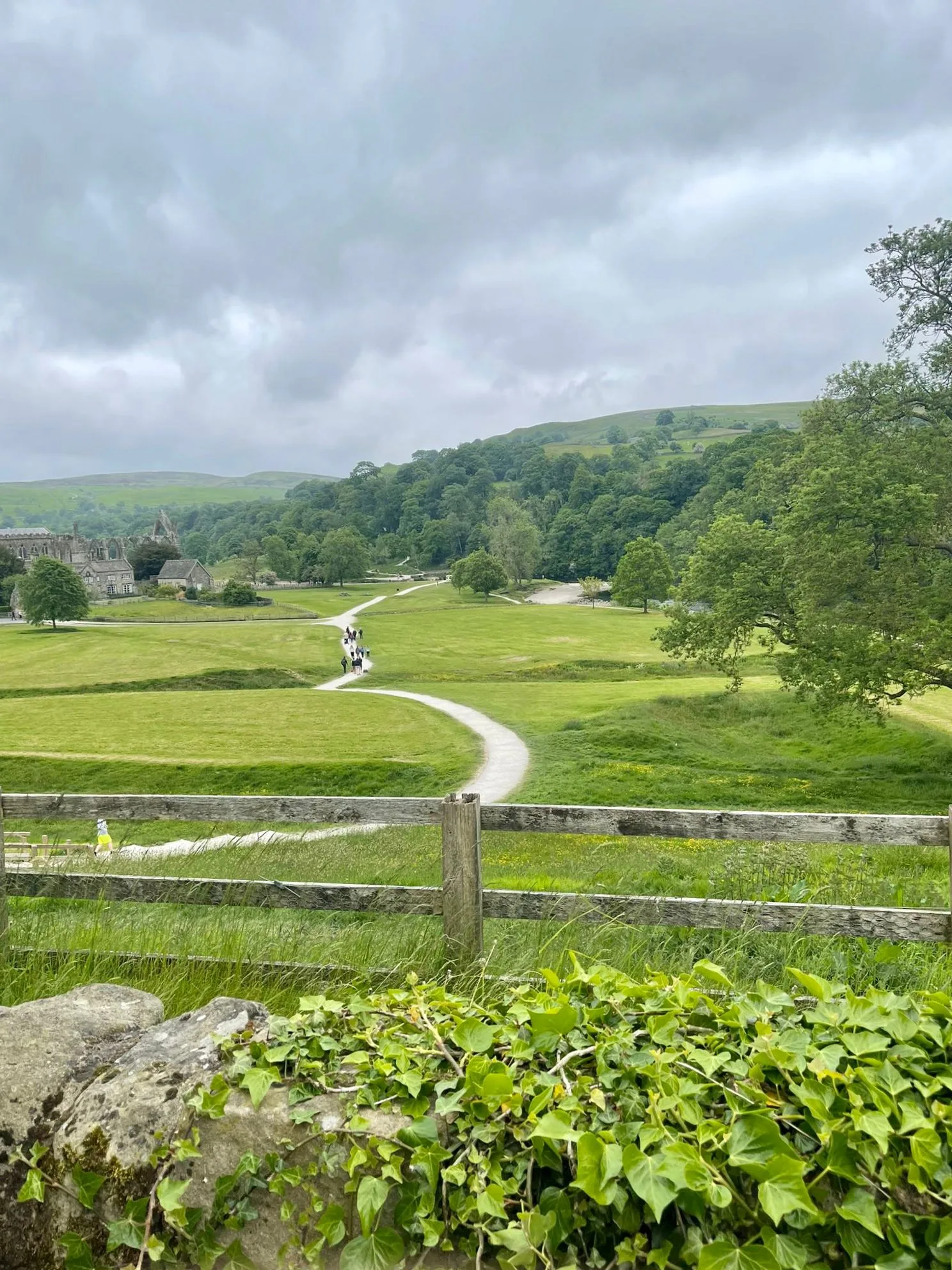 British Social Etiquette: Queues, Politeness and Small Talk - Yorkshire College blog thumbnail