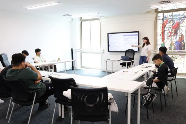 How to Write a Professional Email in English - Yorkshire College blog thumbnail
